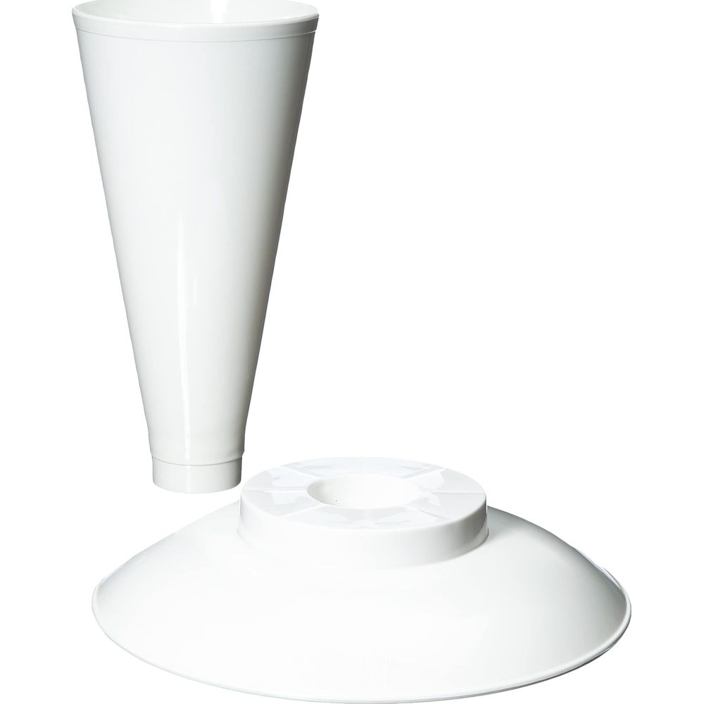 Un vase conique blanc à côté d'une base blanche en forme de soucoupe avec une ouverture centrale.