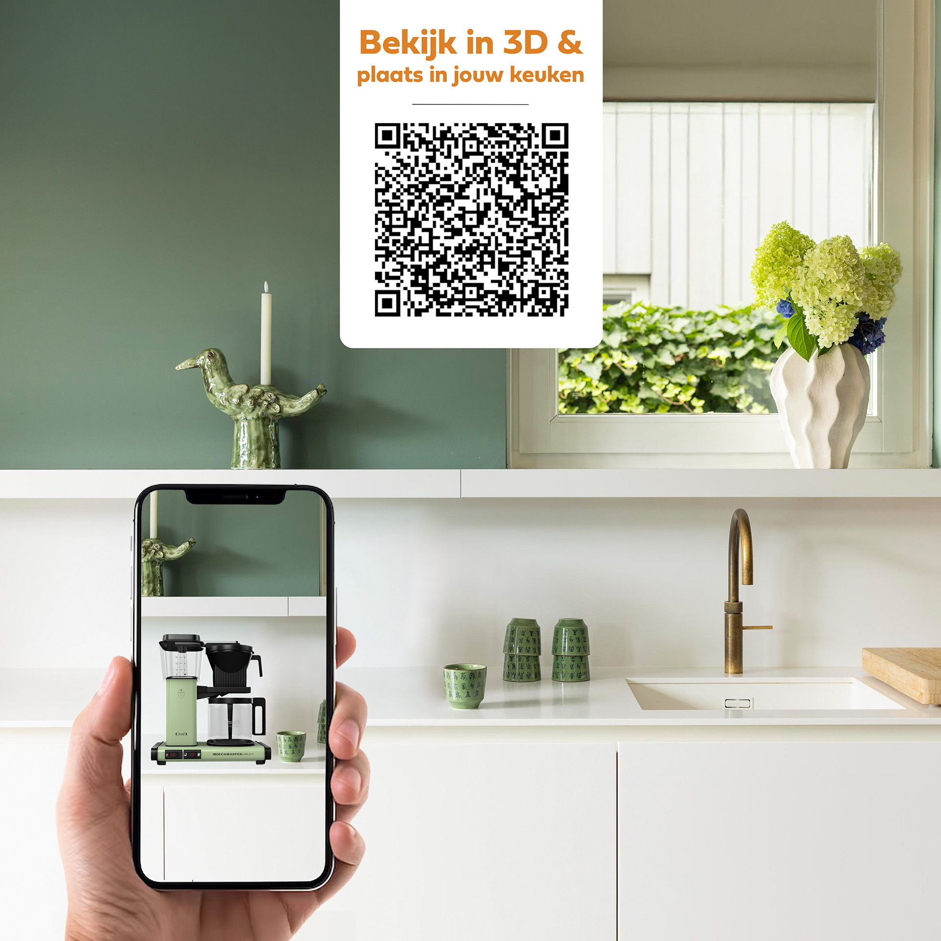 Ein Handy zeigt einen Kaffeebereiter in einer Küche mit QR-Code und Blumen.