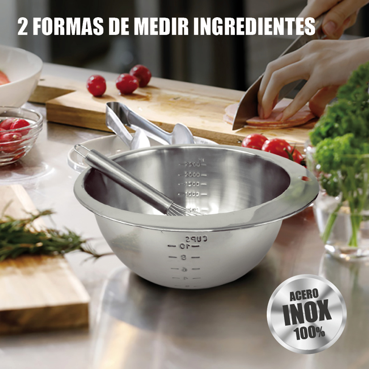 Bol de acero inoxidable con líneas de medición y batidor, junto a tomates y hierbas.
