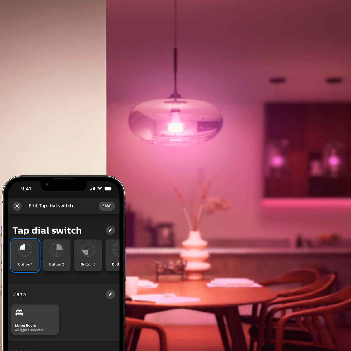 Bildschirm eines Telefons zeigt Tap dial switch Einstellungen. Eine pinke Lampe hängt über einem Tisch.