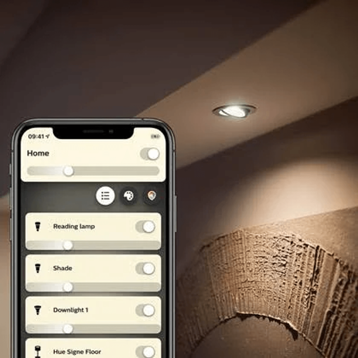 Ein Smartphone zeigt eine App zur Lichtsteuerung, im Hintergrund ein Deckenstrahler.
