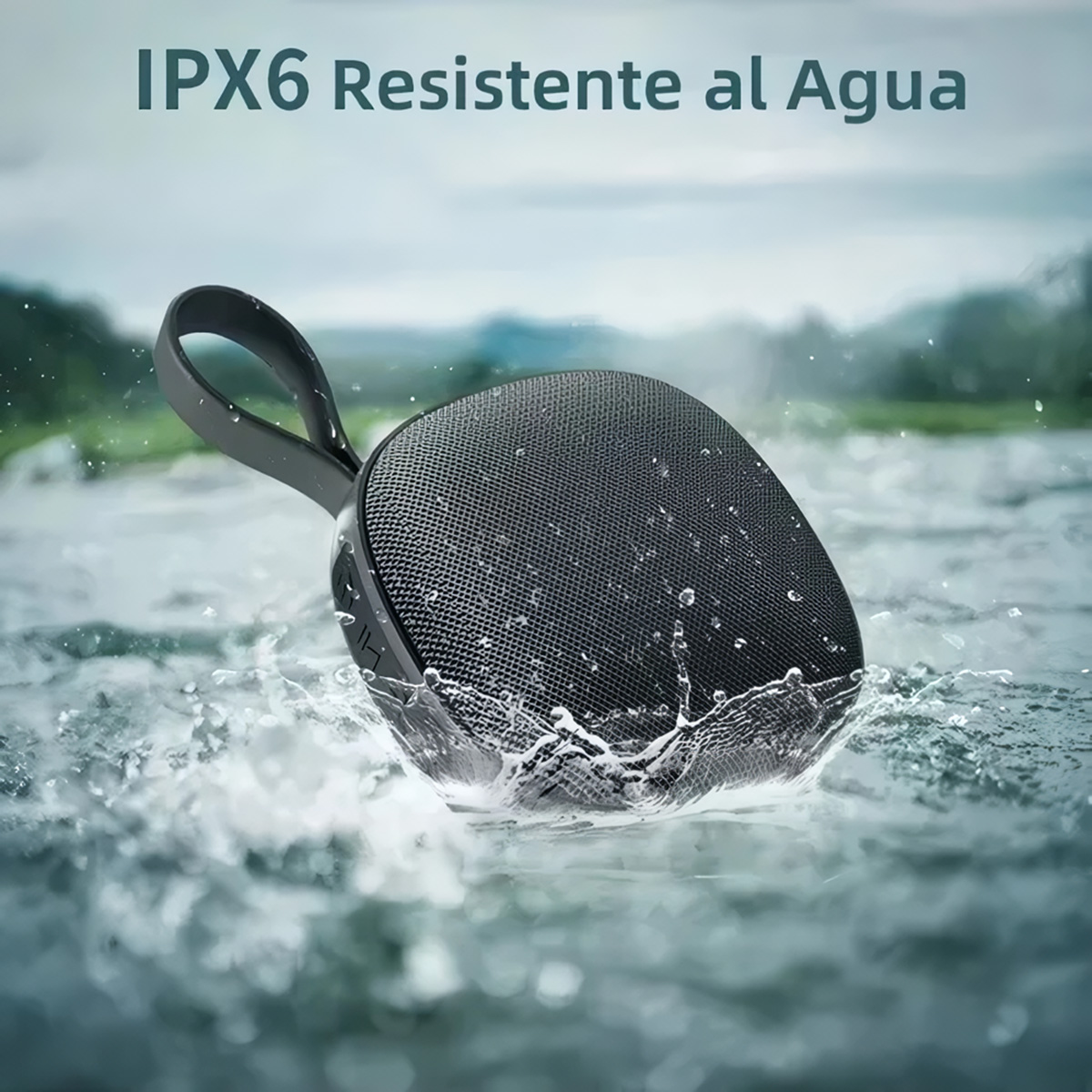 Altavoz negro sumergiéndose en agua con salpicaduras, texto al fondo.