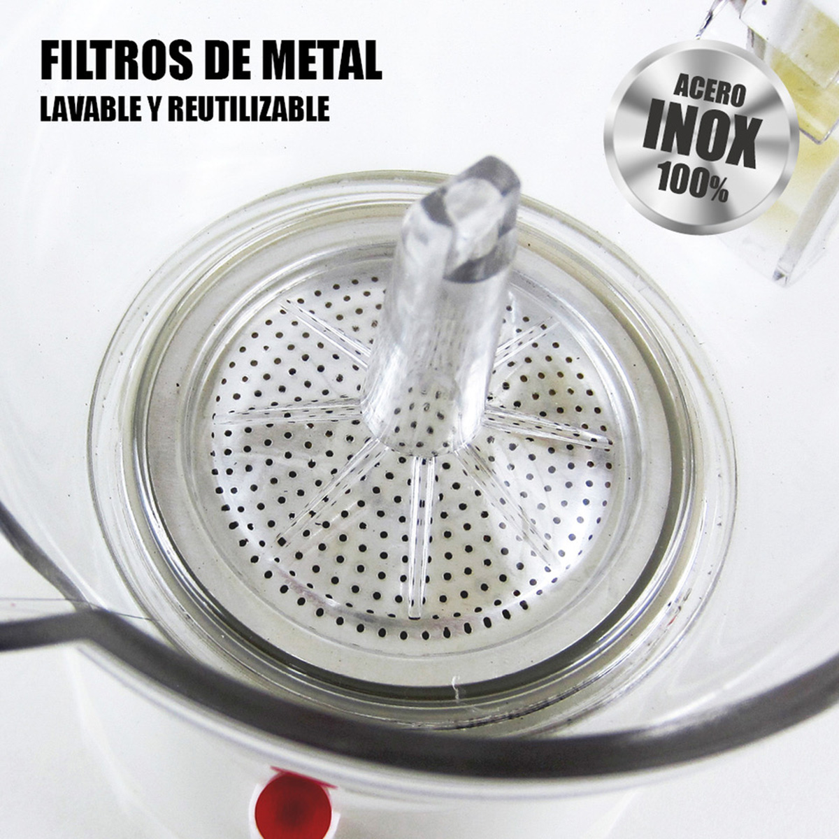Primer plano de un filtro metálico con pequeños agujeros, inspirado en una cafetera.