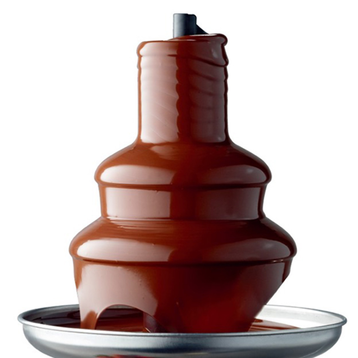 Una fuente de chocolate con chocolate fluyendo en una batea plateada.