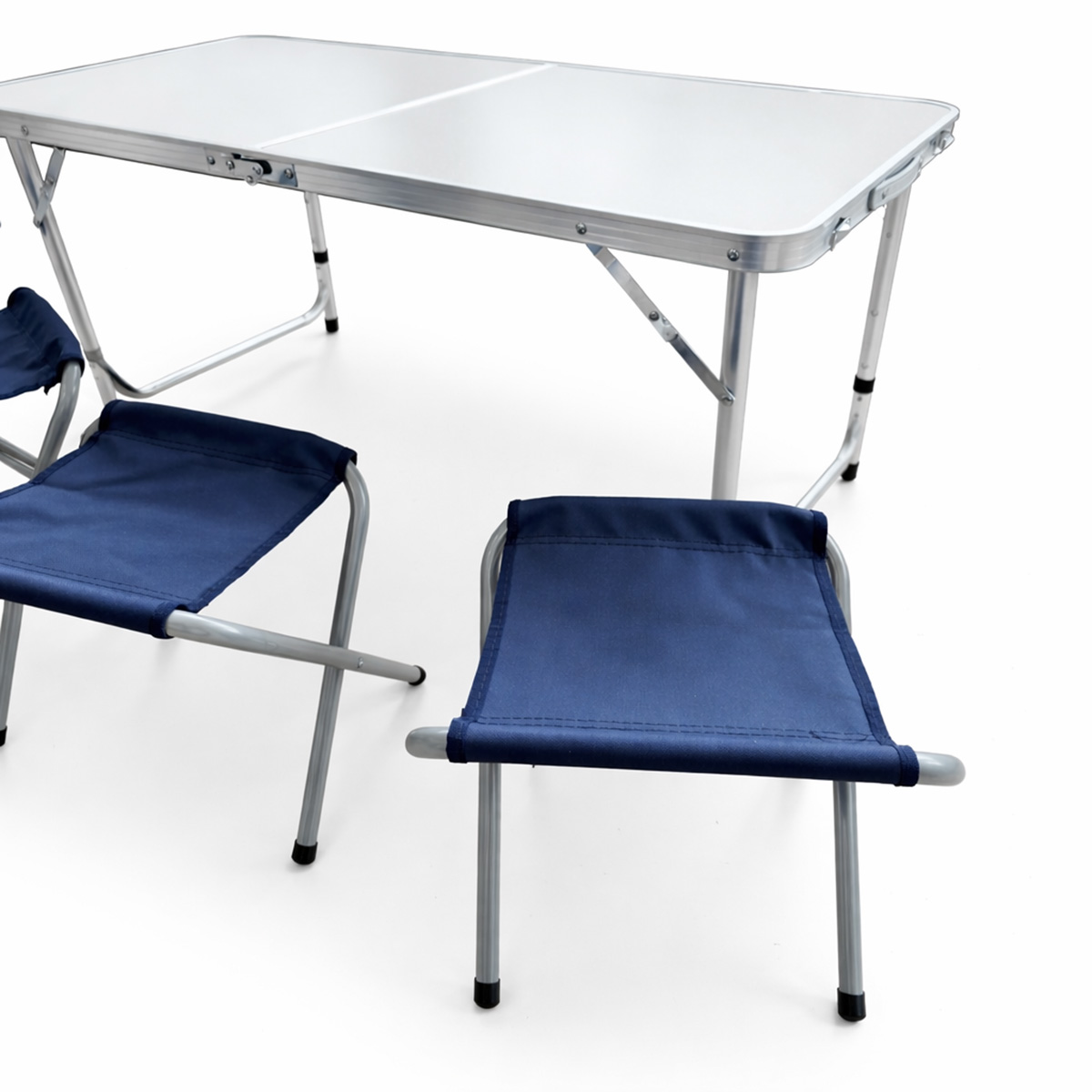 Una mesa plegable blanca con dos taburetes de tela azul delante.