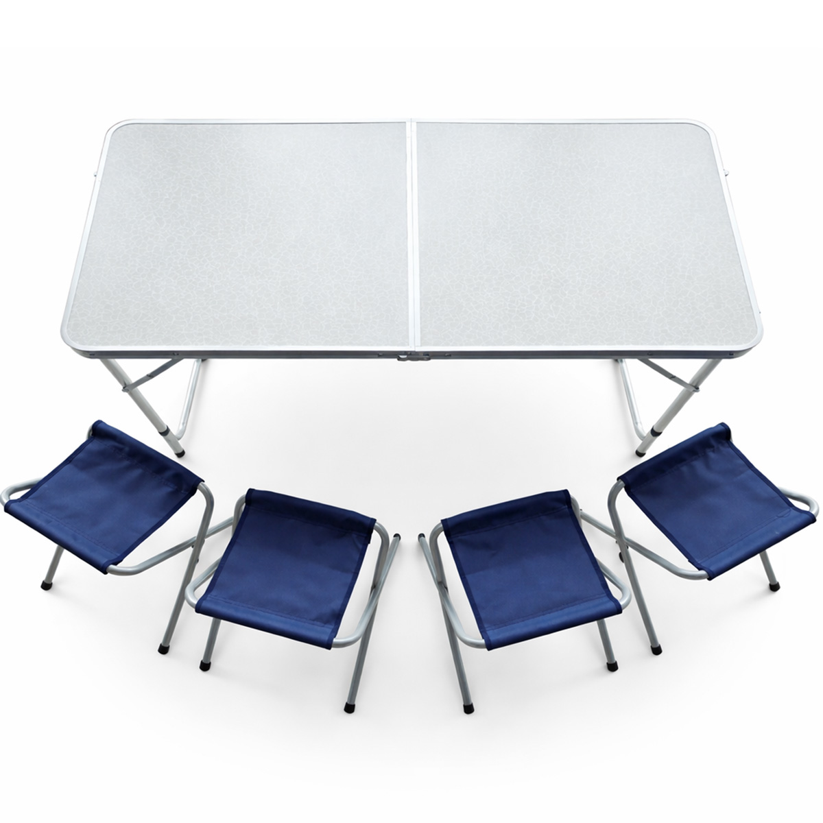 Una mesa plegable con cuatro sillas plegables azules a su alrededor.