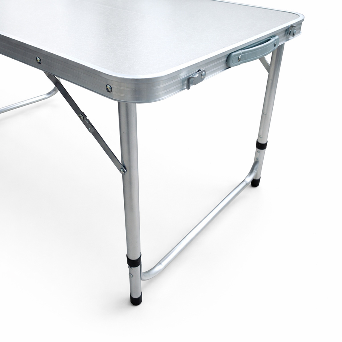Una mesa plegable plateada con patas metálicas, aislada sobre fondo blanco.