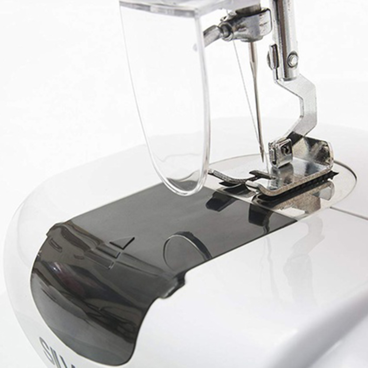 Primer plano de la aguja y prensatelas de una máquina de coser con cubierta protectora.