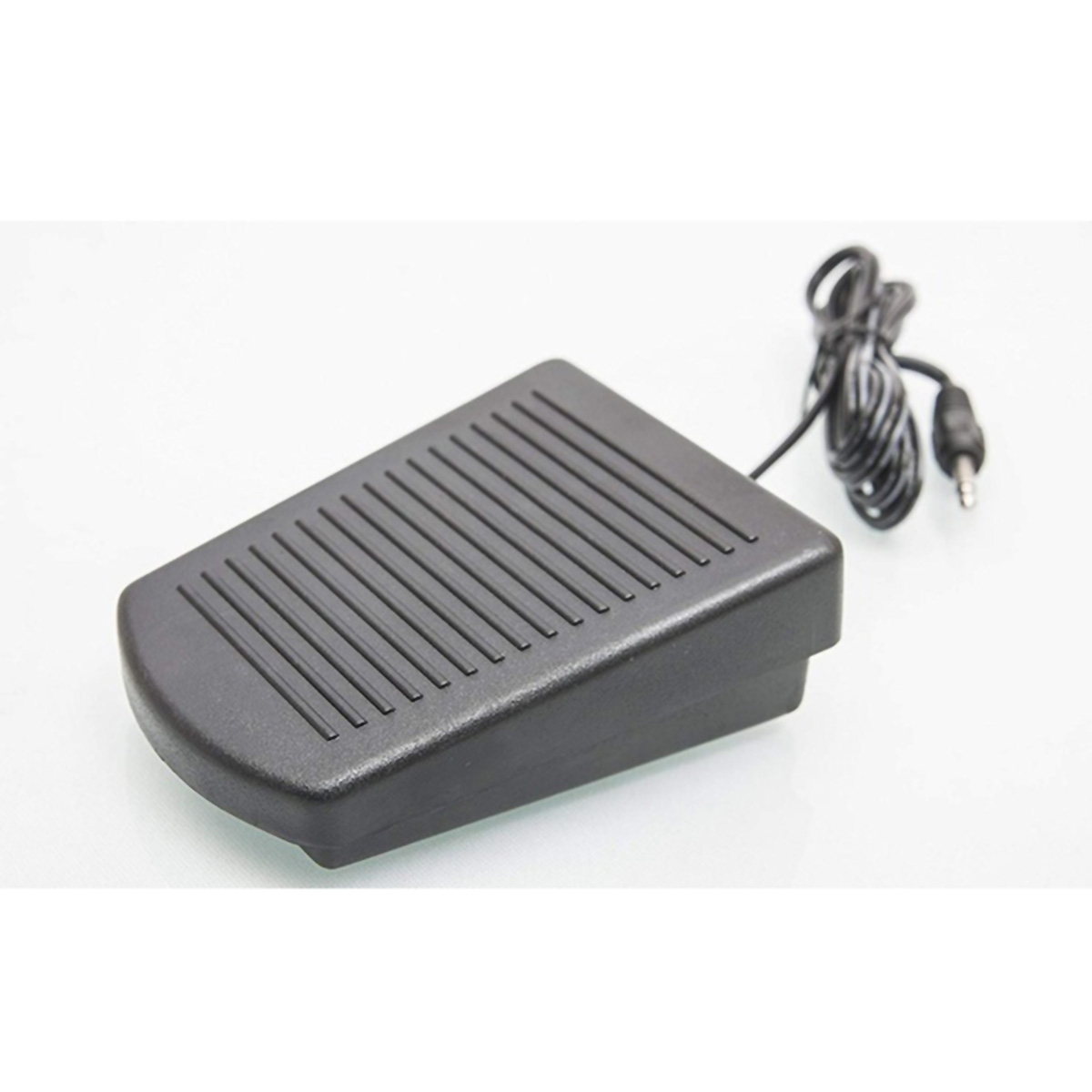 Un pedal negro con parte superior acanalada y cable con enchufe.