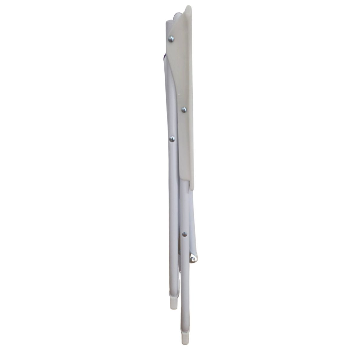 Una silla blanca plegada de perfil sobre fondo blanco.