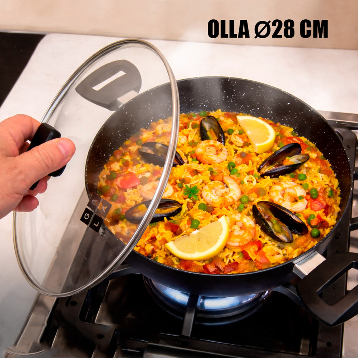 Paella con gambas, mejillones y limón en una sartén sobre la estufa.