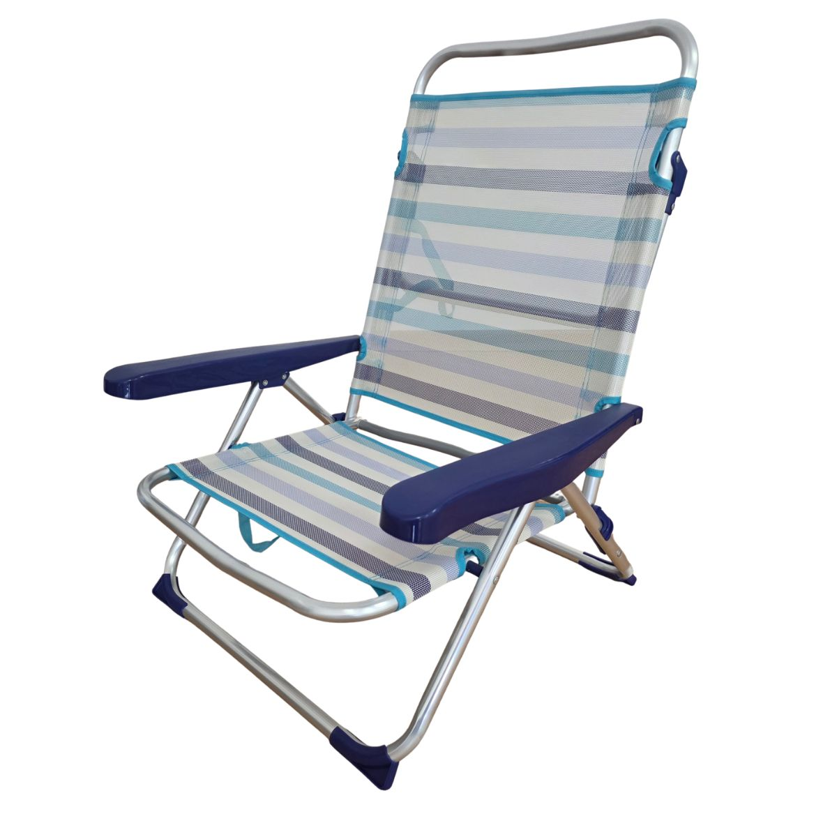 Una silla de playa de tela a rayas con marco de metal y reposabrazos azules.