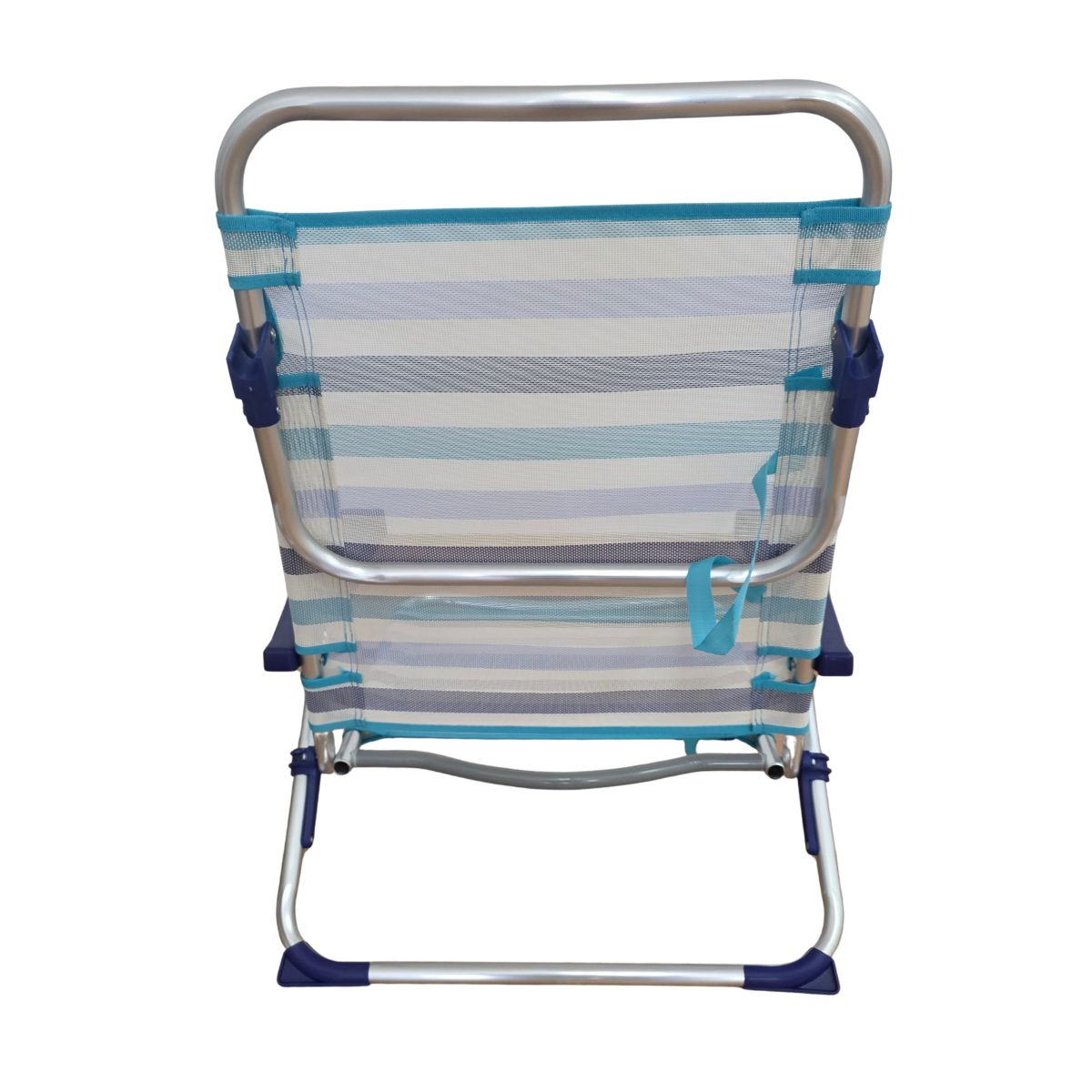Una silla de playa a rayas azules y blancas de metal y tela.