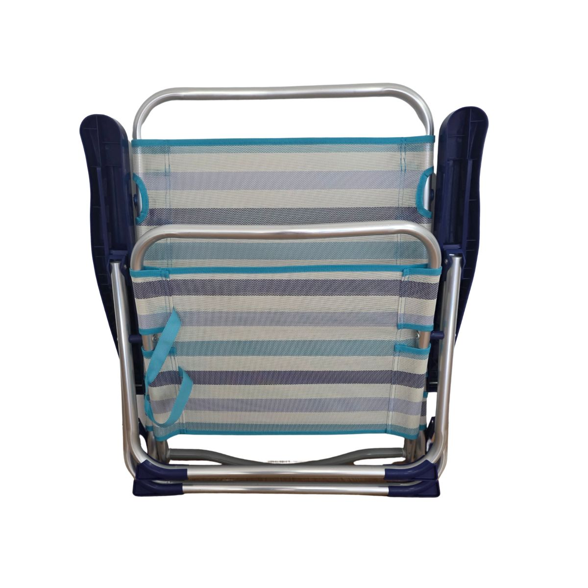 Silla de playa plegada con tela de rayas azul-gris y marco plateado.