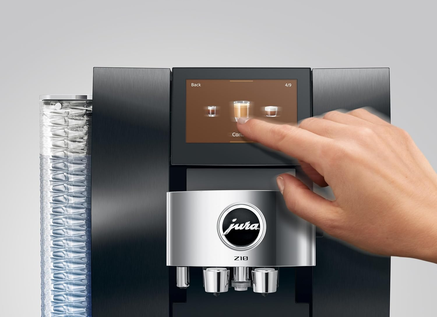 Una mano tocca lo schermo di una macchina da caffè, selezionando un'opzione di bevanda.