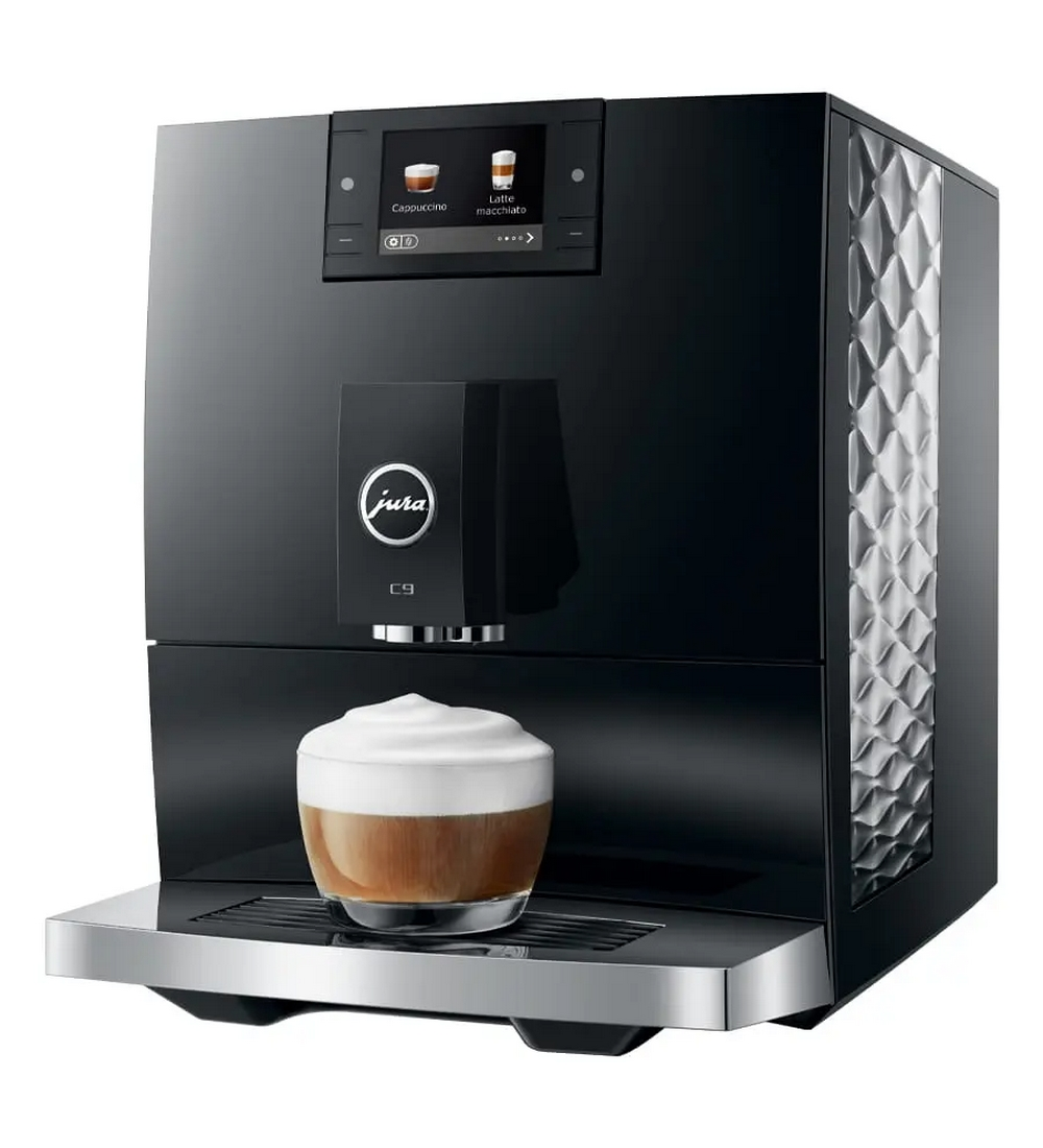 Macchina da caffè nera con un bicchiere di cappuccino con schiuma.