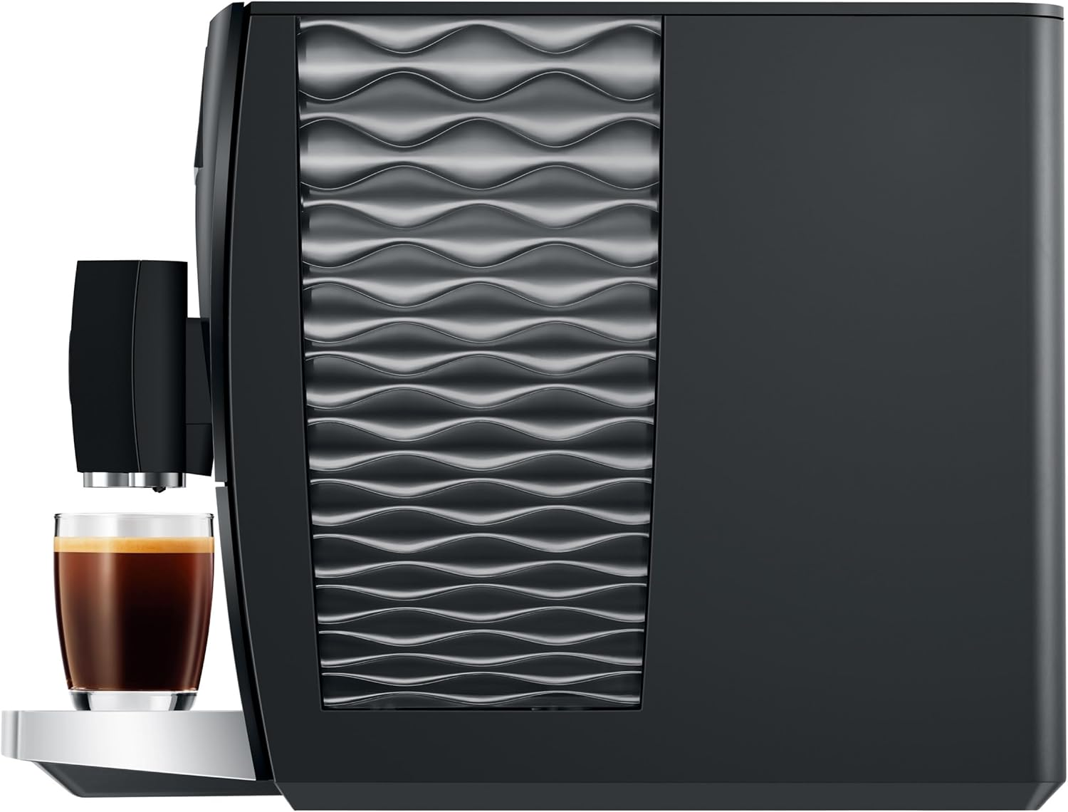 Una macchina da caffè nera con motivo a onde e un bicchiere di espresso.