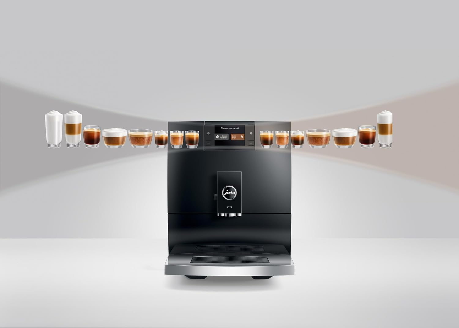 Una macchina da caffè nera con varie bevande al caffè in bicchieri accanto.