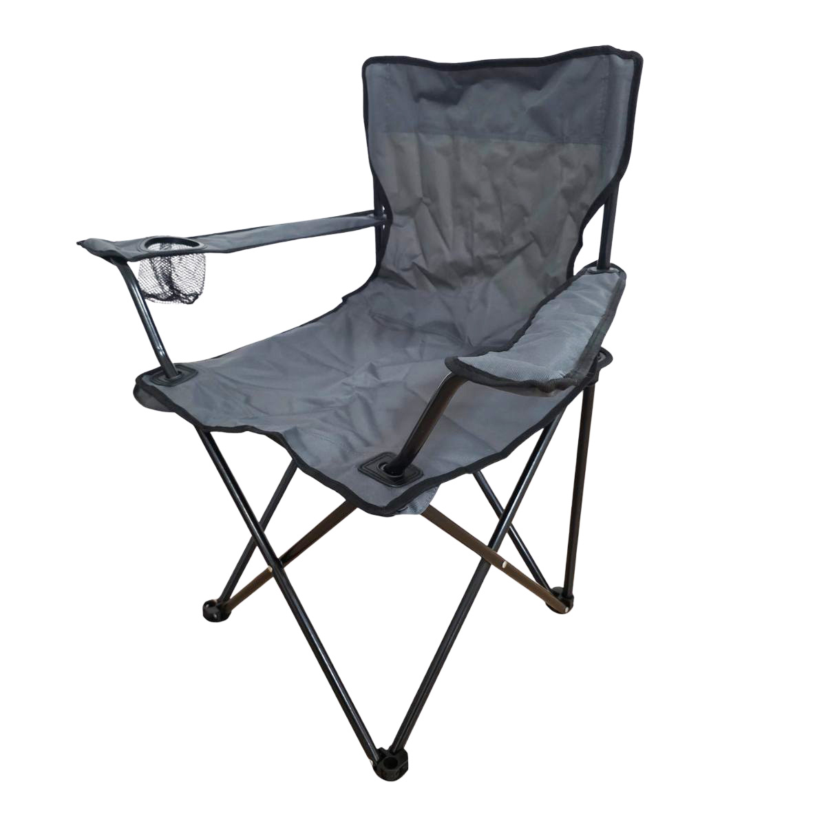 Silla plegable gris con reposabrazos y portavasos, sobre fondo blanco.