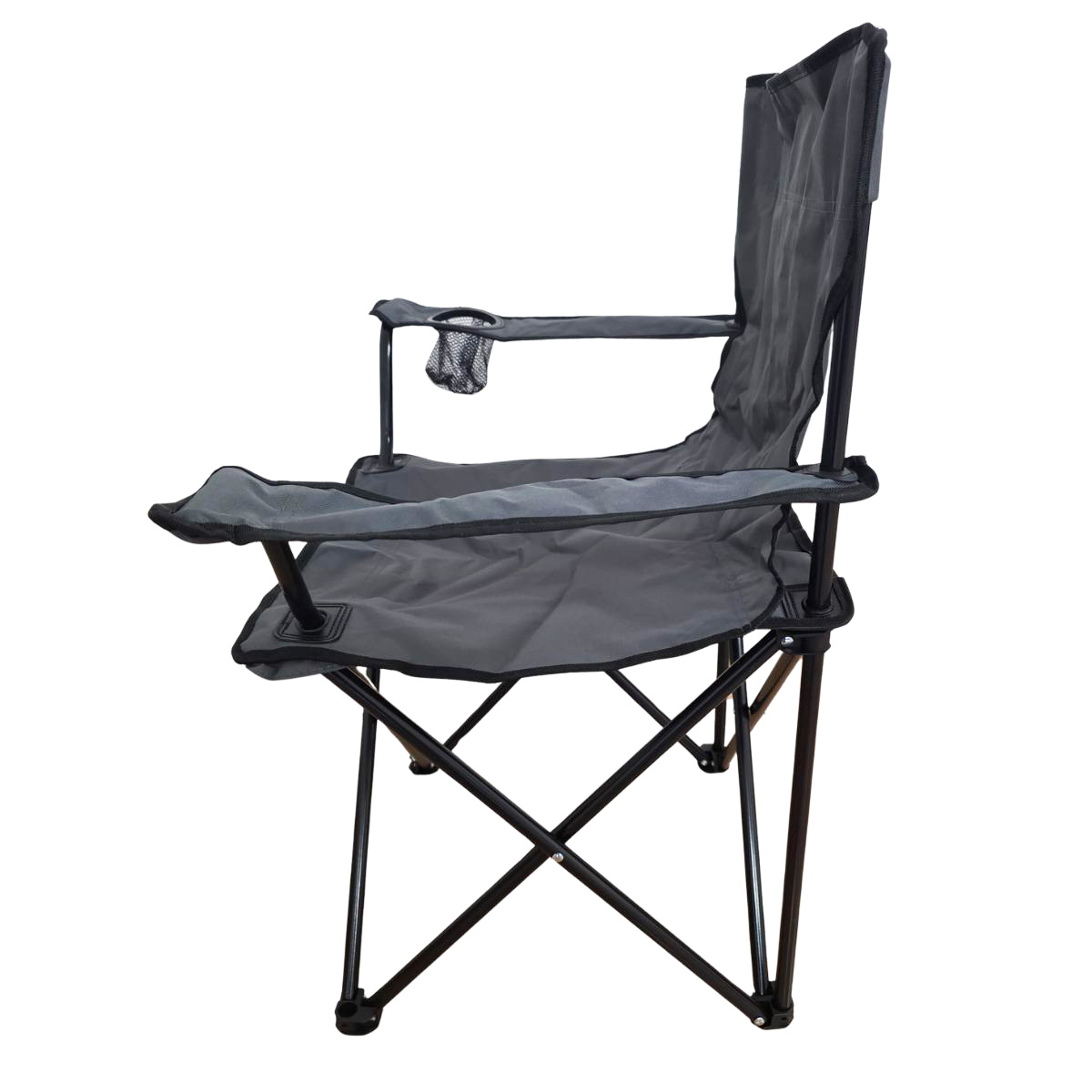 Silla plegable gris con portavasos y bolsillo de malla, fondo blanco.