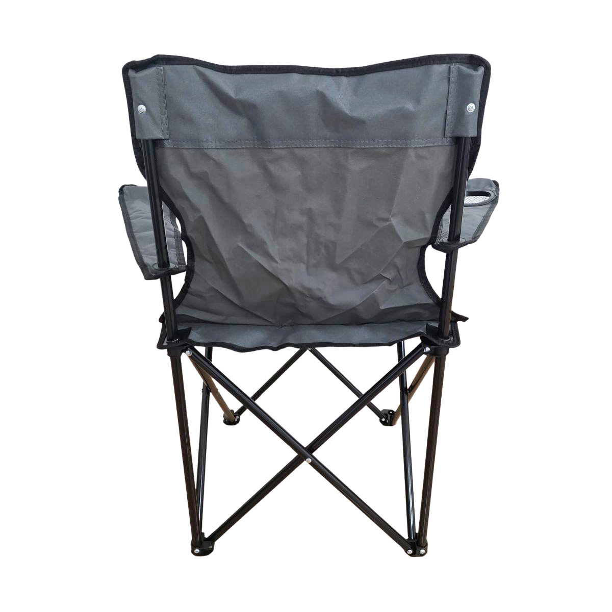 Silla plegable gris con estructura de metal negro y portavasos en el reposabrazos.