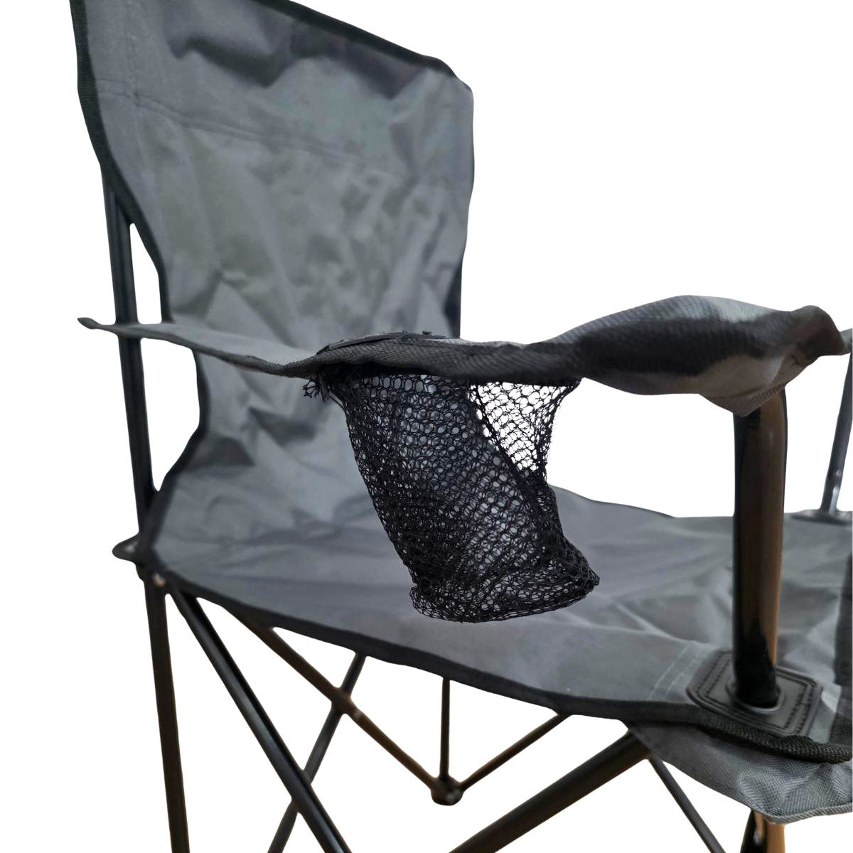 Silla de camping gris con portavasos de malla negra en el reposabrazos.