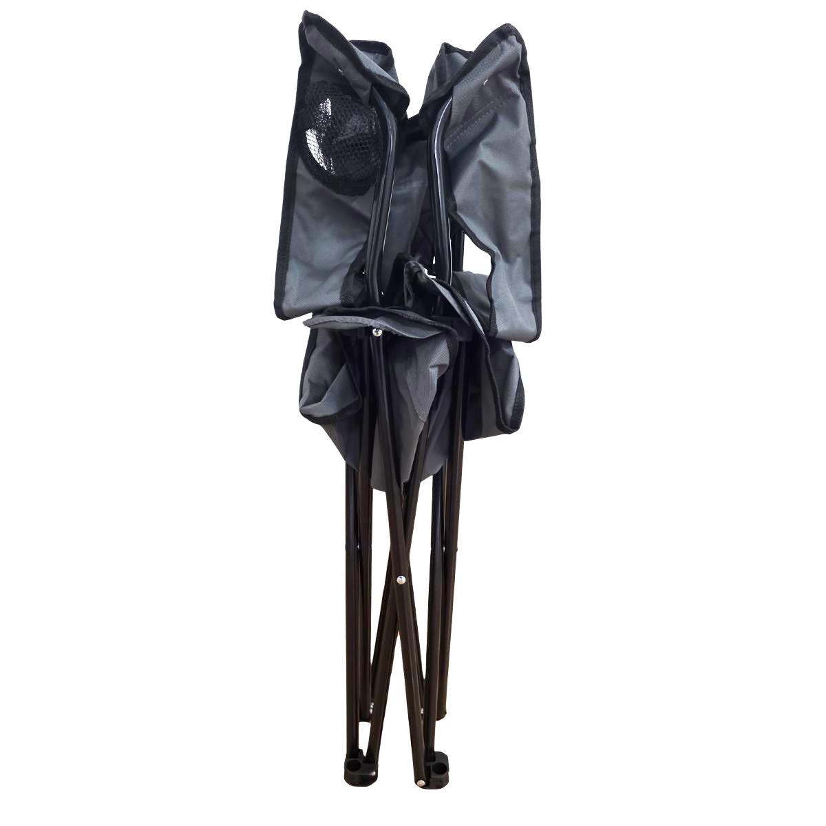 Una silla de camping gris plegada con marco de metal negro y bolsillo de malla.