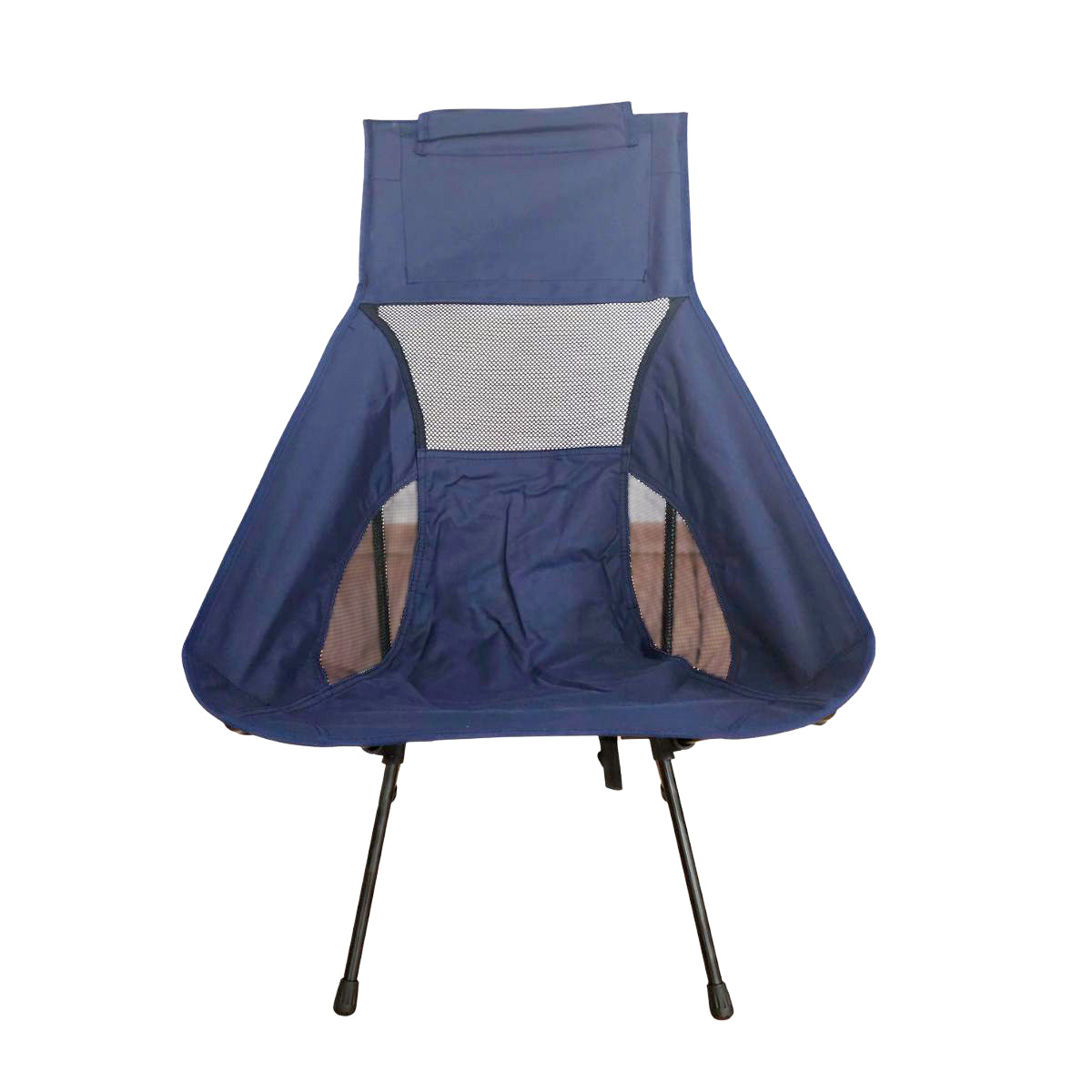 Una silla de camping plegable azul oscuro con respaldo de malla y patas metálicas.