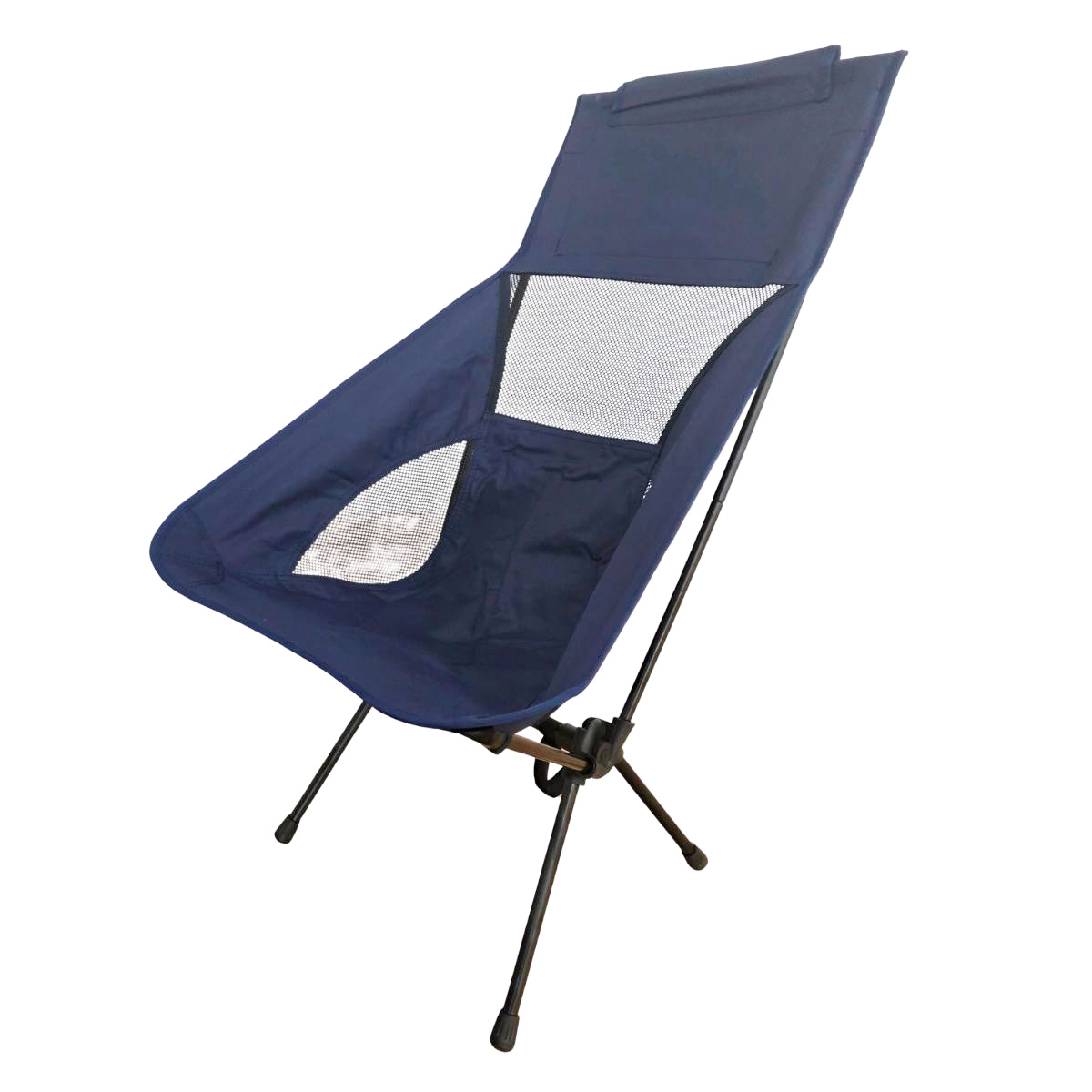 Silla de camping ligera azul oscuro con malla y marco de metal.