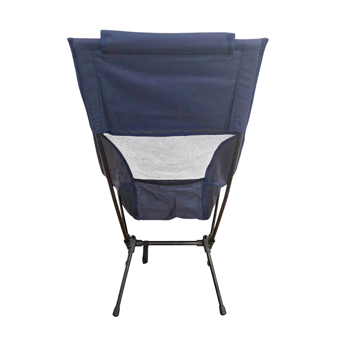 Silla de camping plegable azul marino con respaldo de malla y reposacabezas.