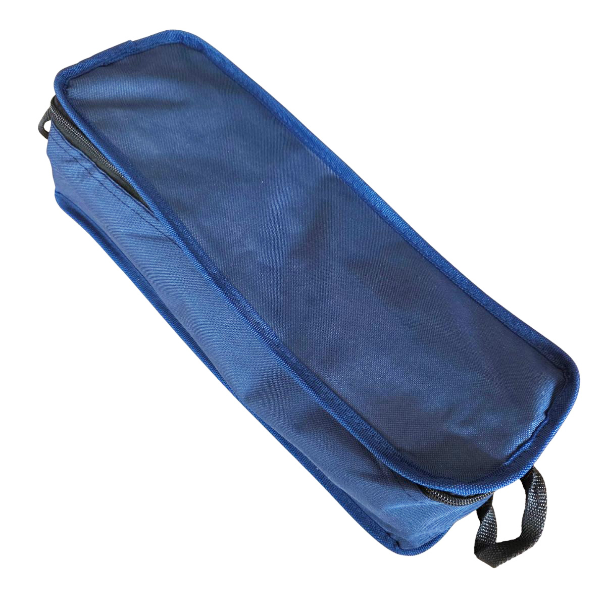 Un bolso rectangular de tela azul cerrado con cremallera y asa lateral.
