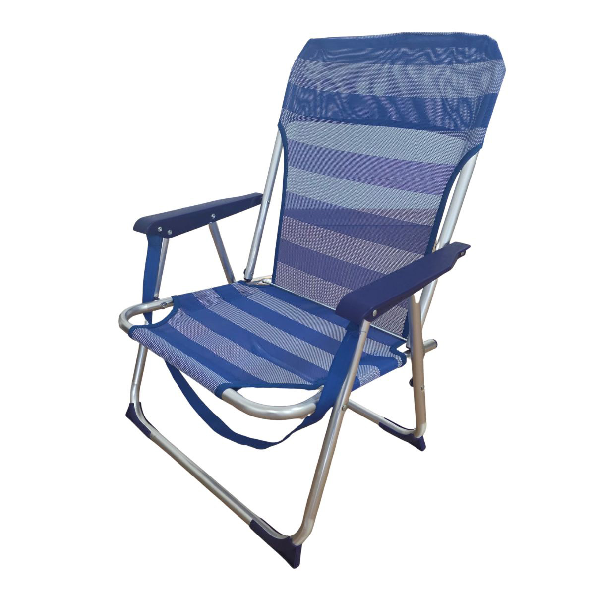 Una silla plegable azul, a rayas, con marco de metal plateado y reposabrazos.