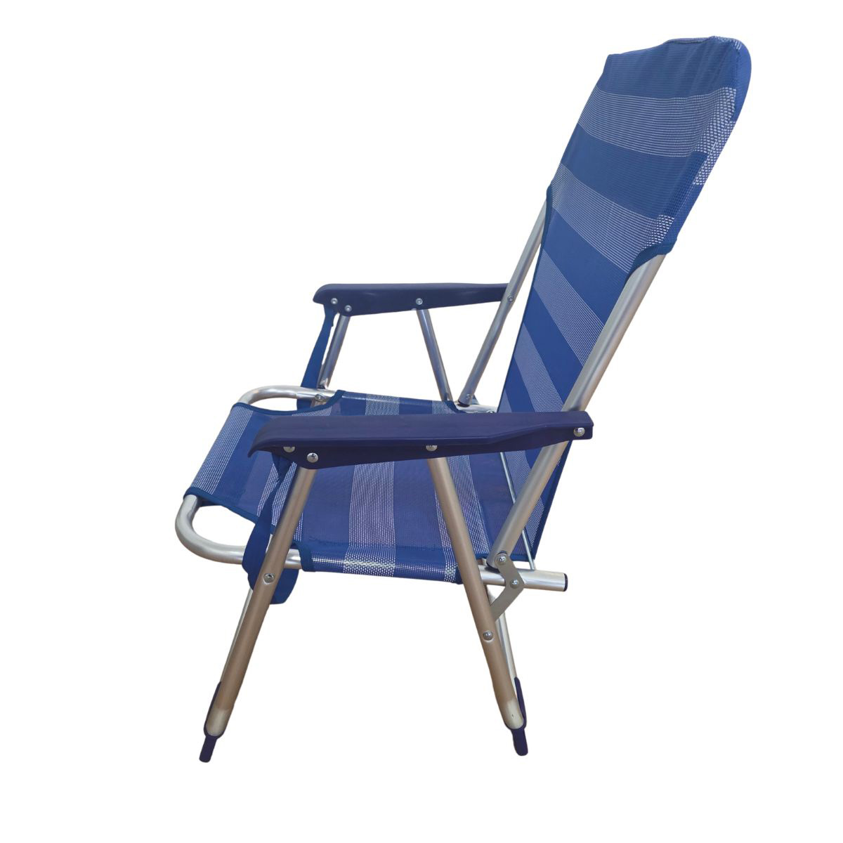 Una silla plegable de rayas azules con marco de metal plateado y reposabrazos azul oscuro, sobre fondo blanco.