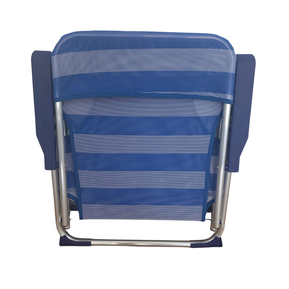 Una silla plegable azul con marco de metal plateado y rayas blancas.
