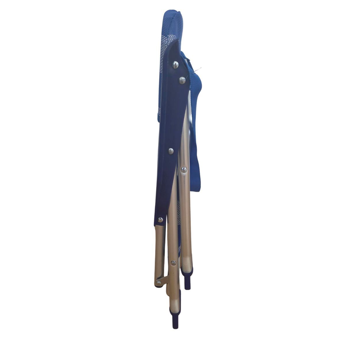 Una silla azul plegada con patas de metal plateado.