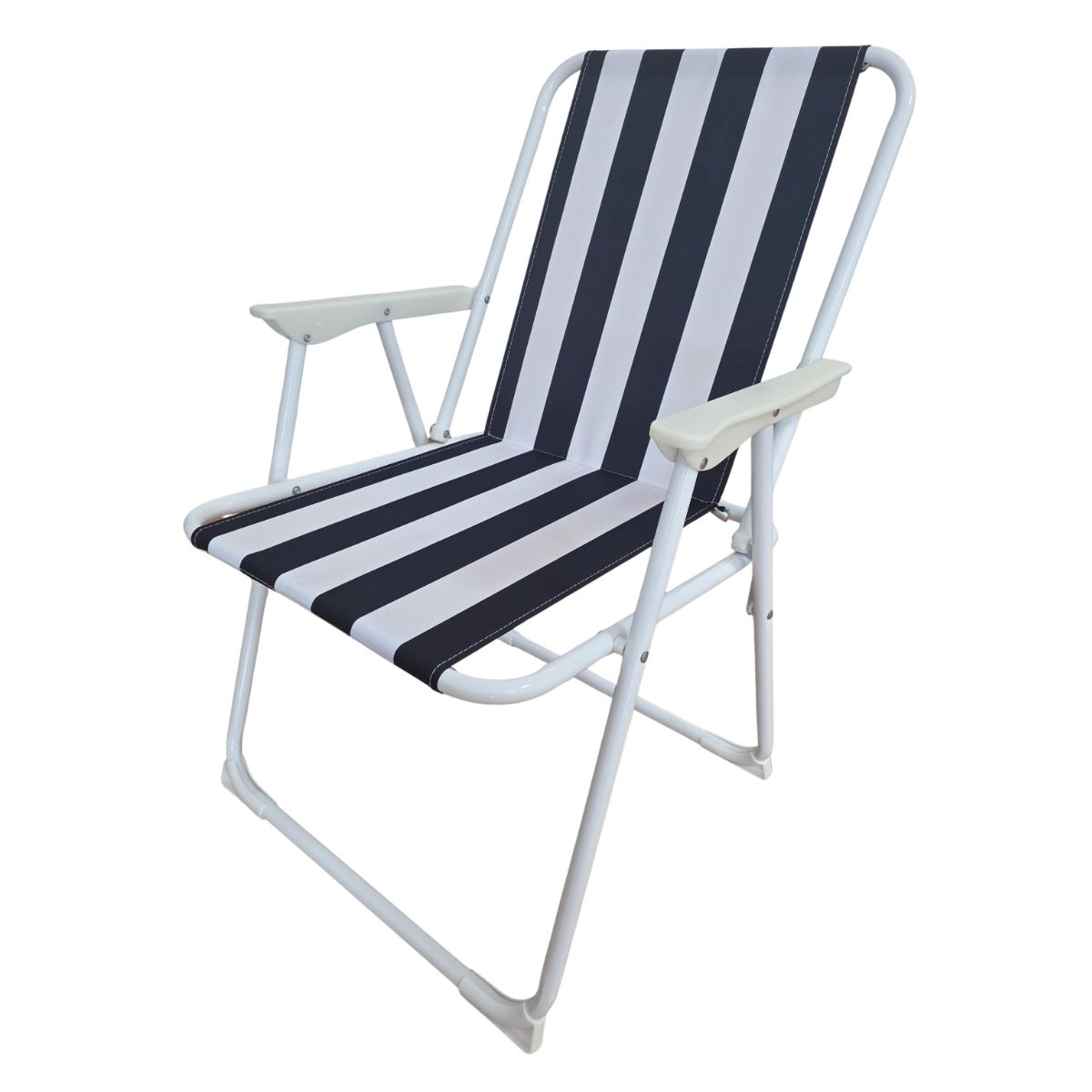 Una silla plegable blanca con rayas blancas y negras y reposabrazos.