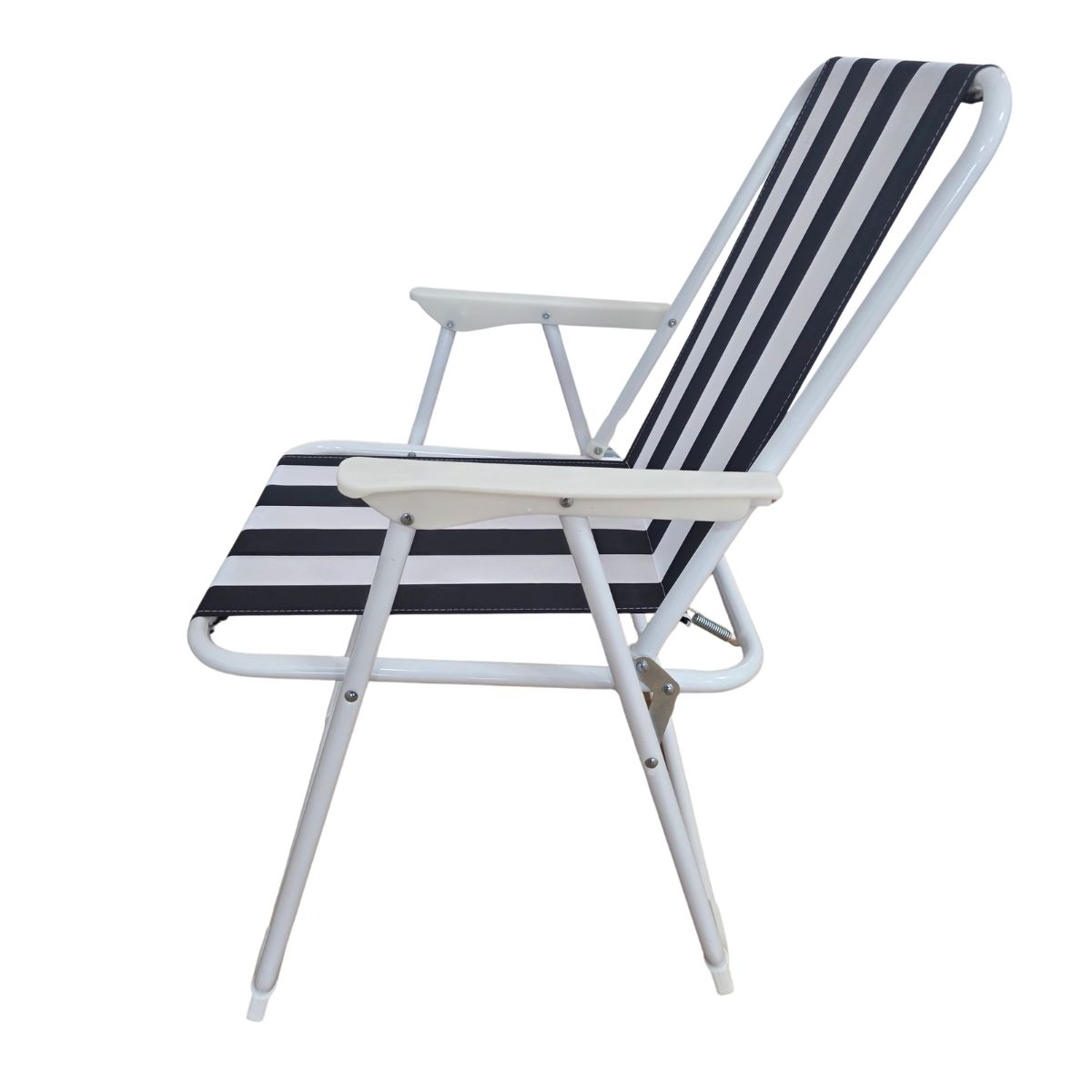 Una silla plegable blanca con rayas negras y blancas, reposabrazos y marco blanco.