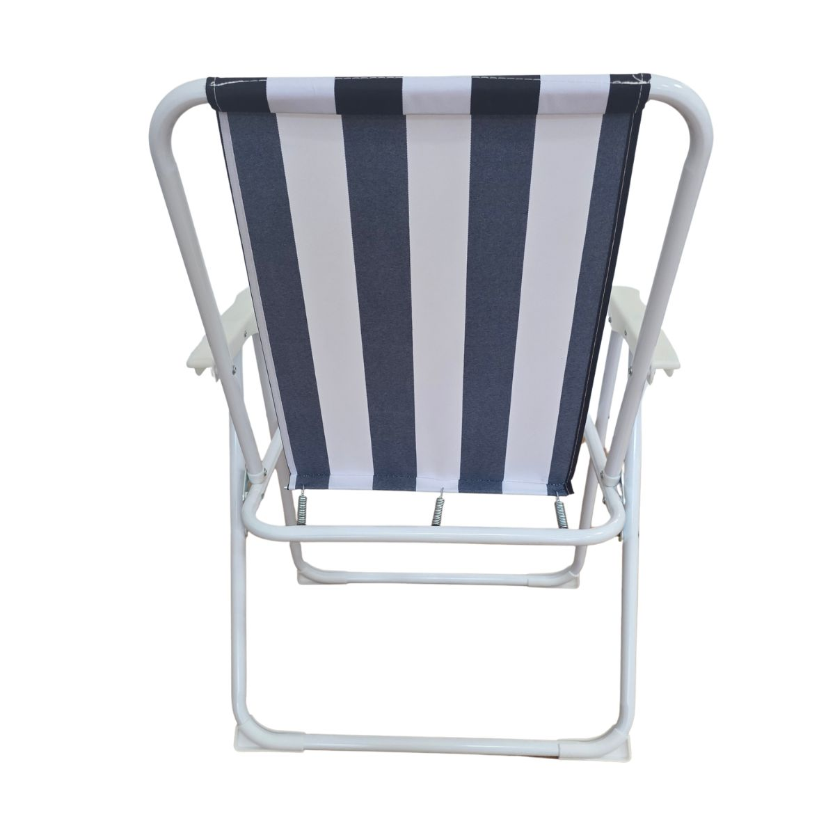 Una silla plegable blanca con rayas verticales azules y blancas.