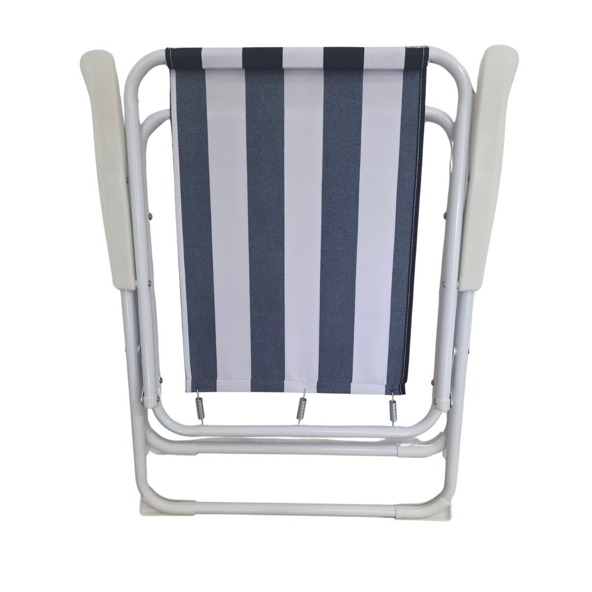 Silla plegable blanca con asiento de rayas gris oscuro y blanco. Reposabrazos blancos.