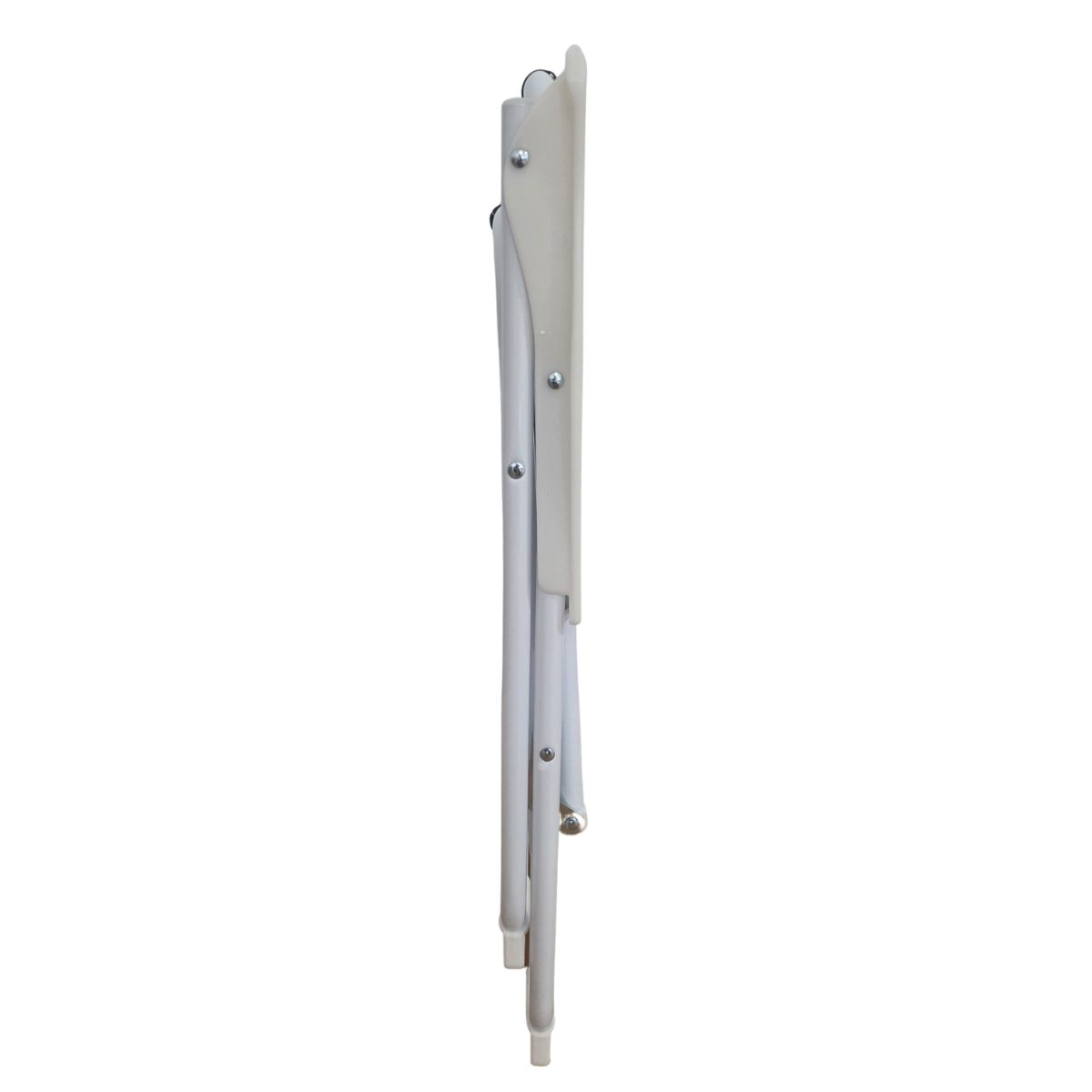 Una silla blanca plegada con marco de metal, vista de lado.
