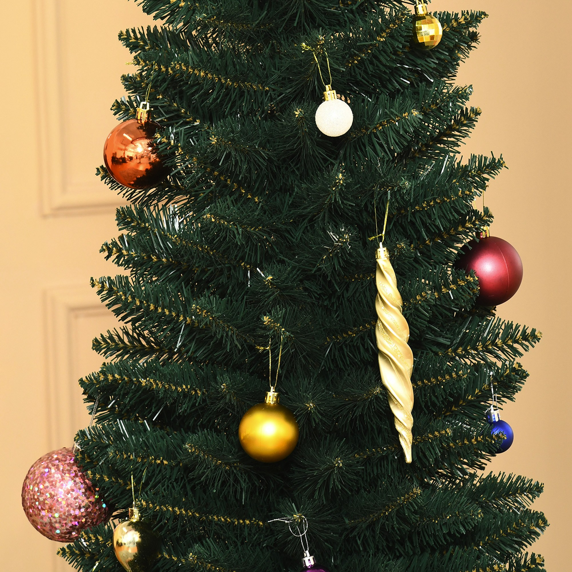 Un árbol de Navidad artificial adornado con varias bolas y adornos.