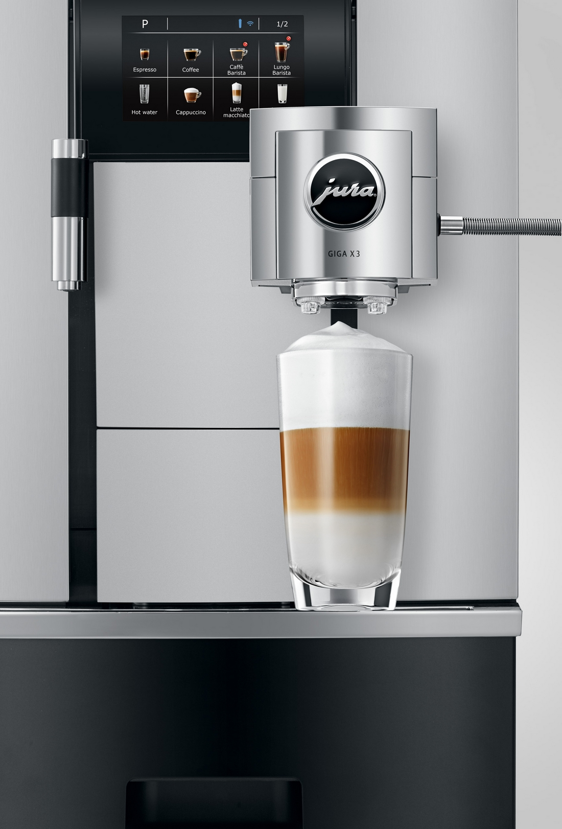 Una macchina da caffè Jura GIGA X3 con un latte macchiato stratificato in un bicchiere.