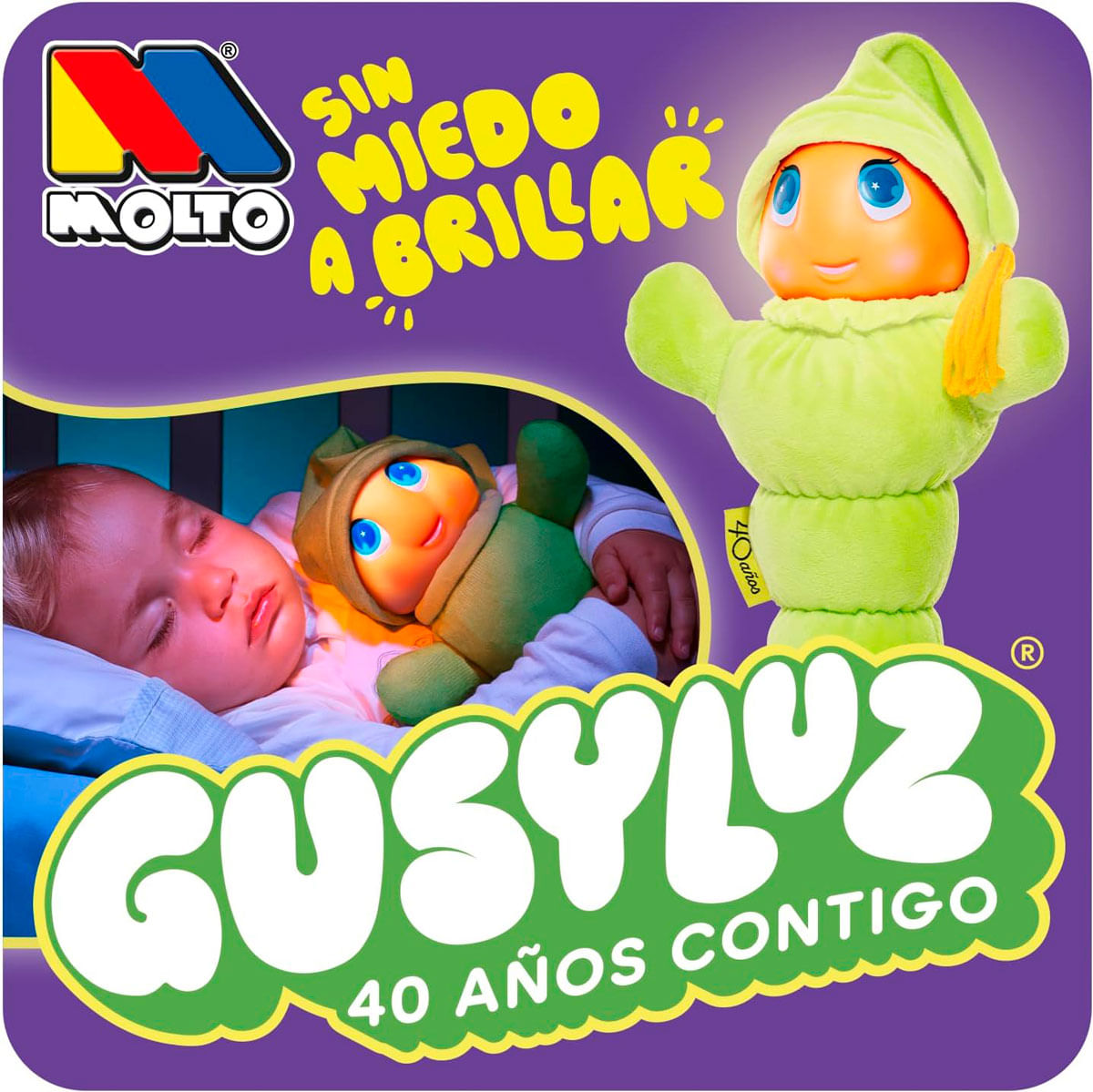 Un bebé duerme junto a un peluche brillante. Juguete Molto Gusyluz.