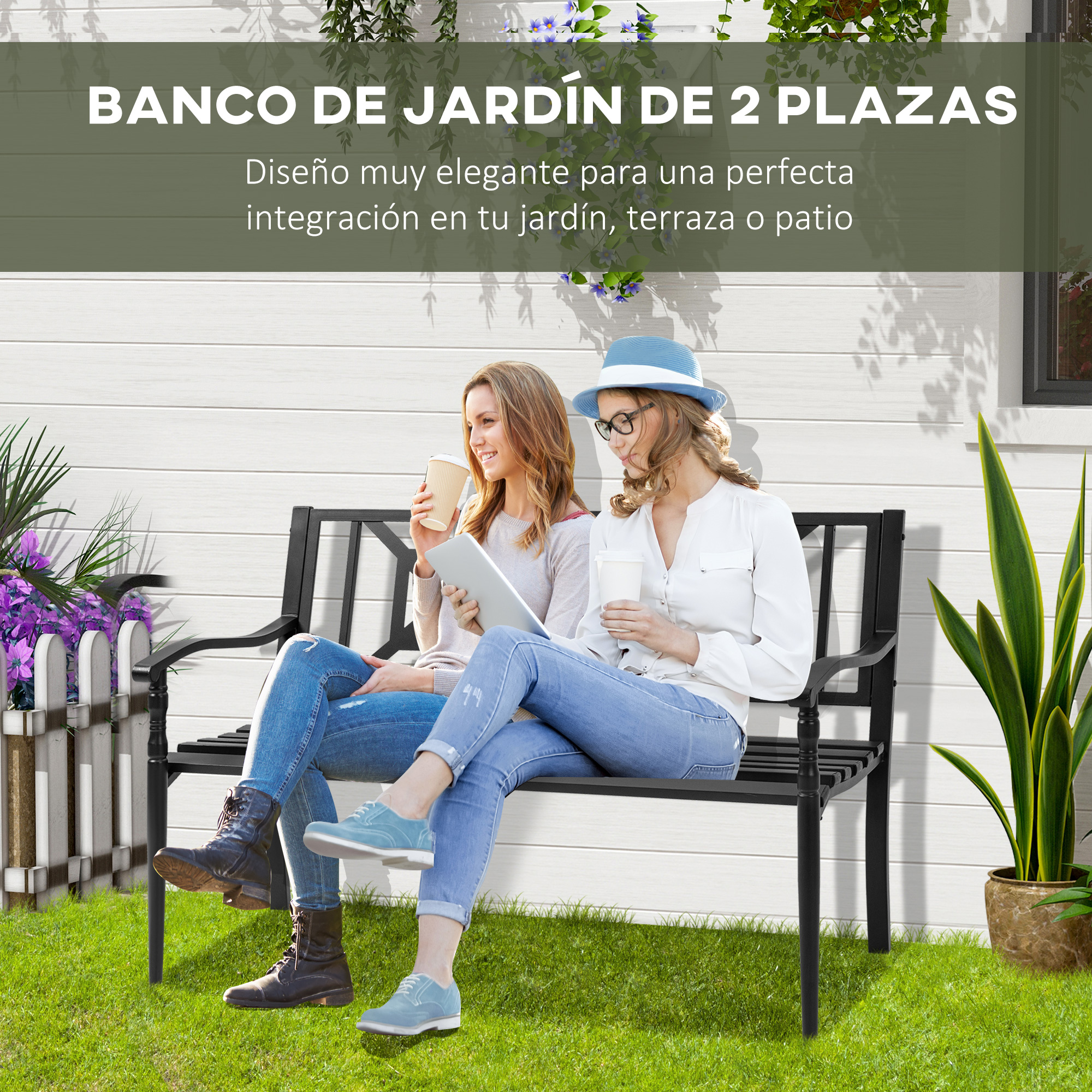 Dos mujeres se sientan en un banco de jardín negro frente a una casa blanca.