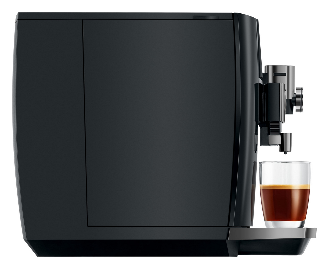 Una macchina da caffè nera prepara un espresso in un bicchiere su sfondo bianco.