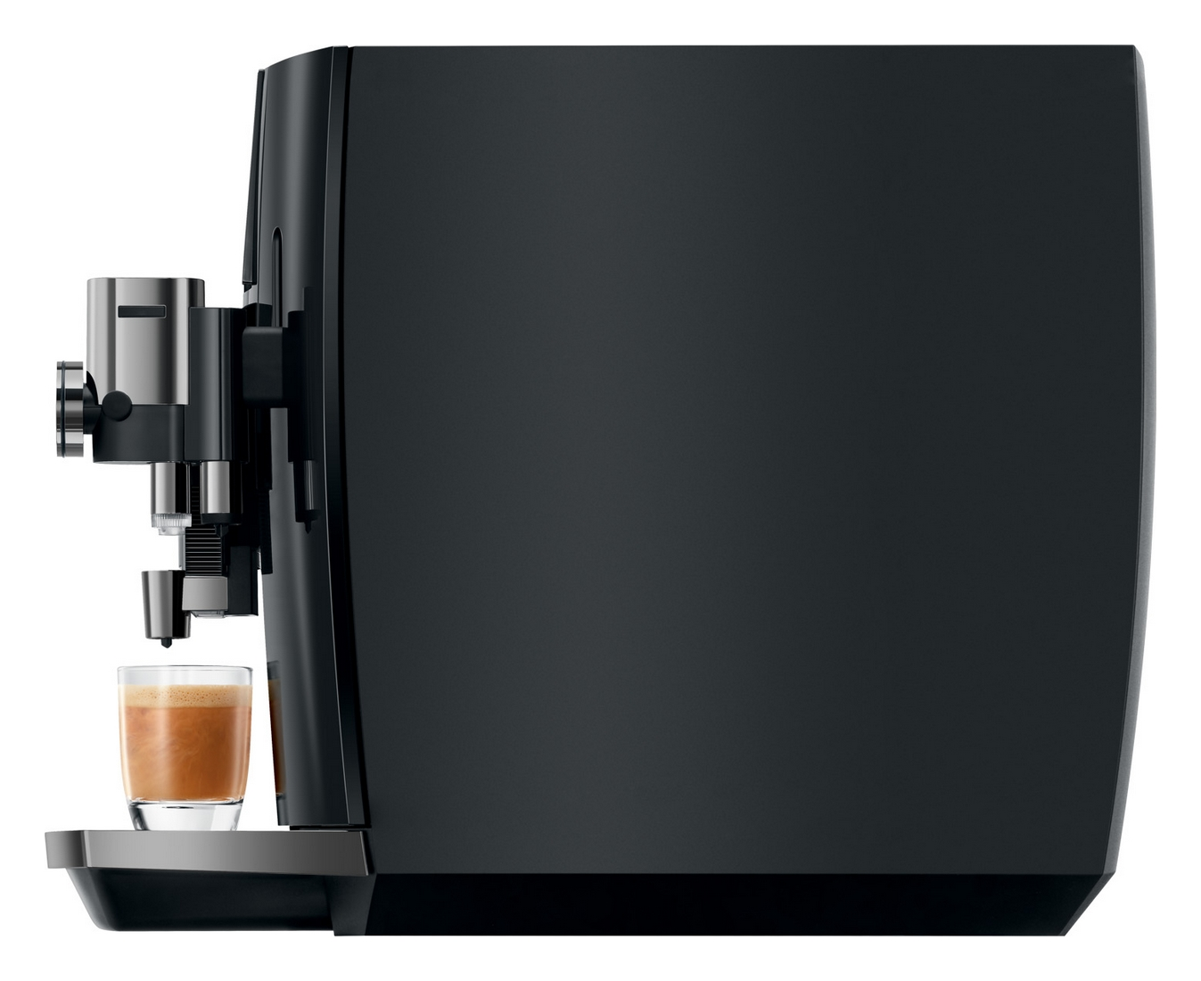 Una macchina da caffè nera prepara un espresso in un bicchiere sulla vaschetta raccogligocce.