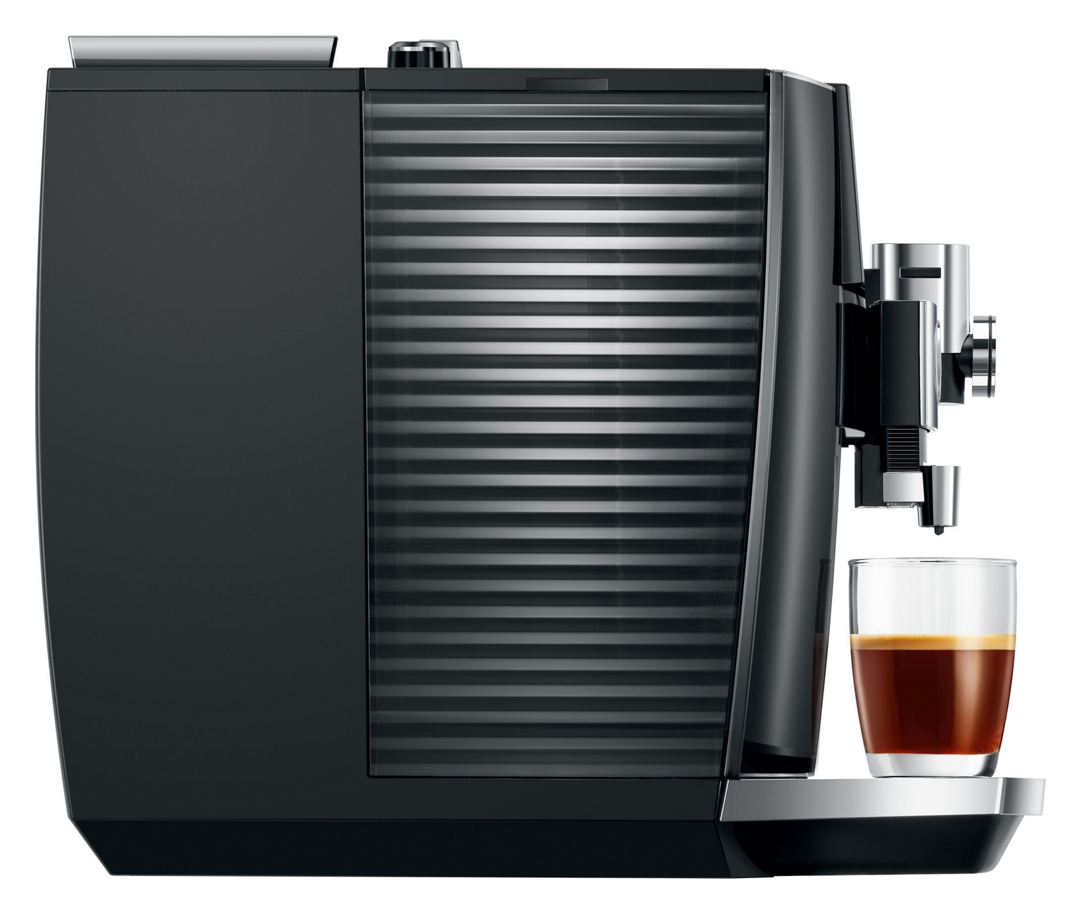 Eine schwarze Kaffeemaschine mit einem Glas Espresso darauf.