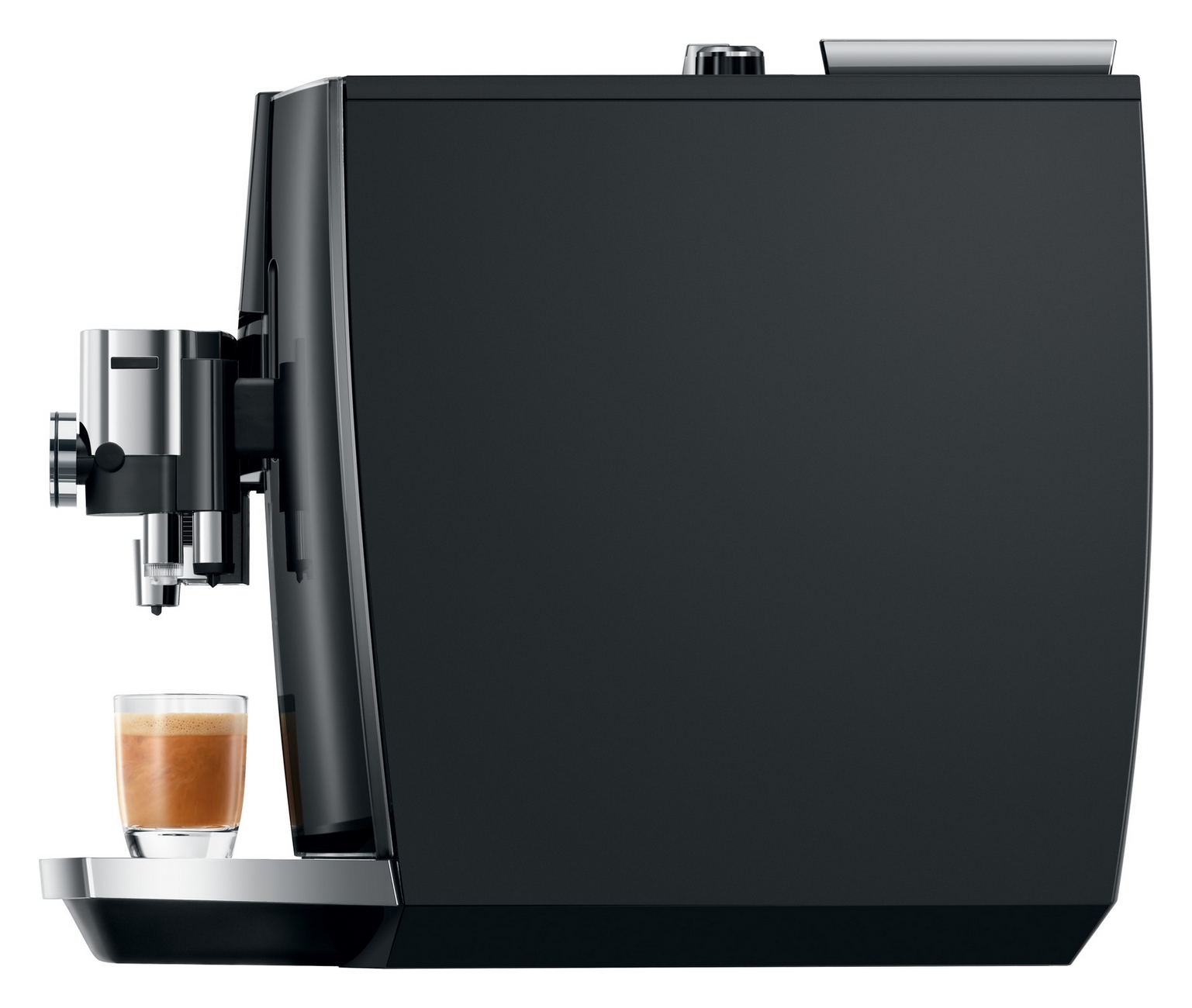 Schwarze Kaffeemaschine mit silbernem Auslauf und einem Glas Espresso daneben.