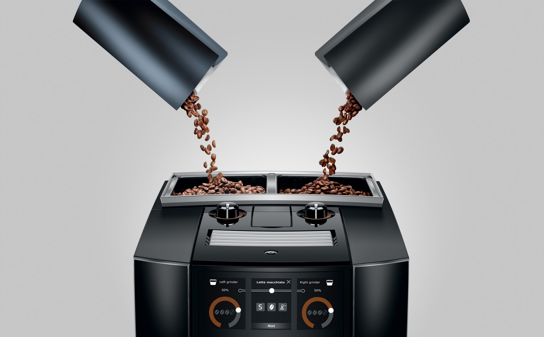 Kaffeebohnen fallen aus zwei Behältern in eine Kaffeemaschine. Auf dem Bildschirm sind Einstellungen zu sehen.