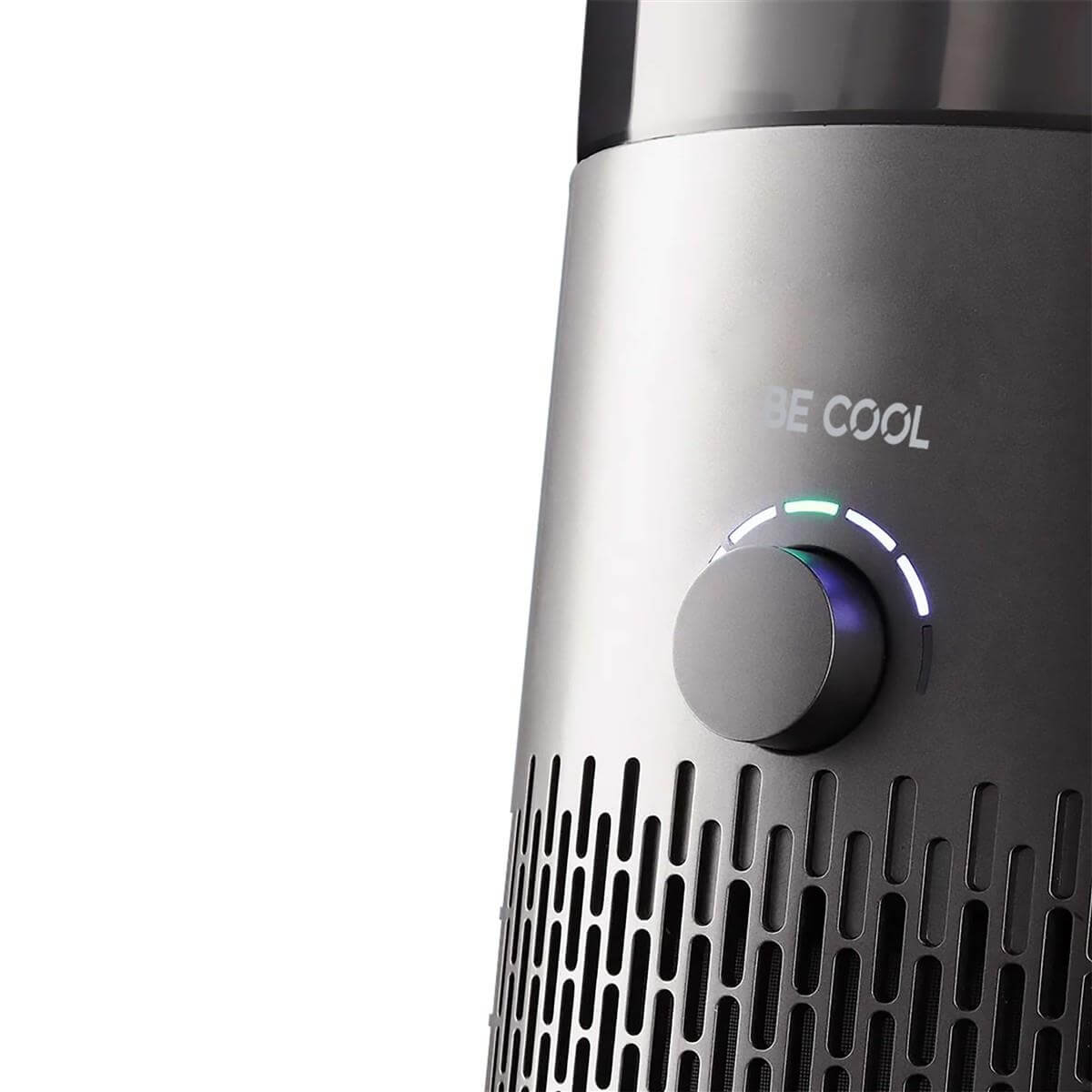 Ventilatore grigio con manopola e scritta "BE COOL". Luci bianche e verdi.